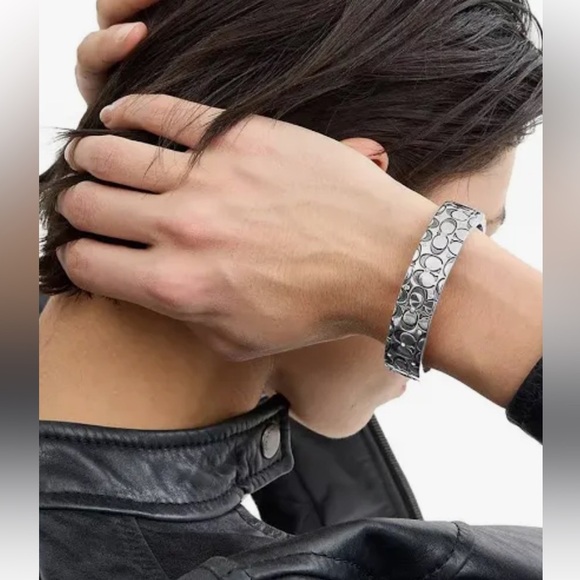 🔥🔥NWOT- AUTHENTIC-COACH-Silver-Tone Crystal Quilted C Bangle Bracelet🔥🔥 - Picture 6 of 14